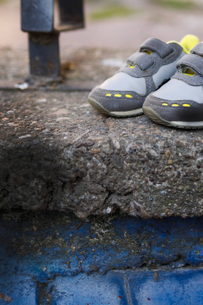 Lapset snickers on tuhottu betoni-siviili uhreja käsite - Valokuva, kuva