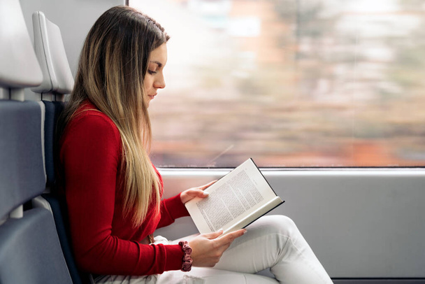 Girl Reading Book in Train - Zdjęcie, obraz