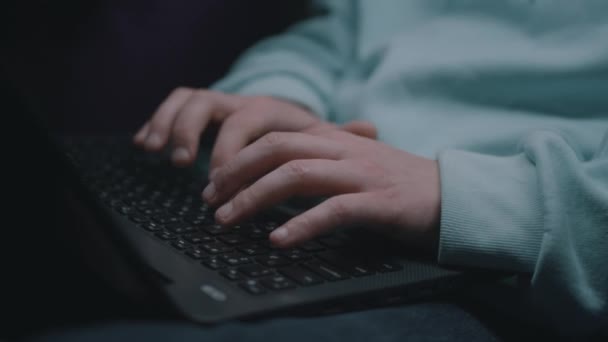Male IT worker typing on a keyboard - Filmmaterial, Video