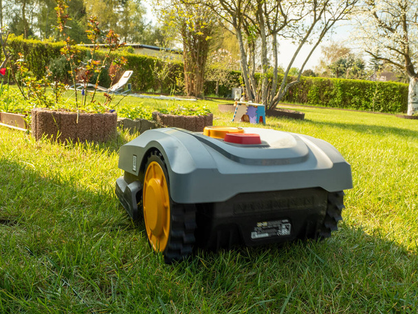 автоматична газонокосарка-робот рухається по траві, газоні. вид збоку зверху, простір для копіювання
. - Фото, зображення