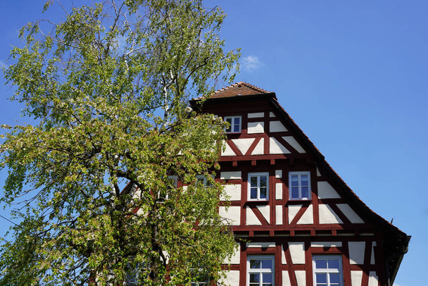 The old vicarage in Nellingen was built in 1565 and the historic half-timbered house still shines in the spring sun - Фото, зображення