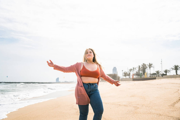 Beautiful and cheerful plus size young woman outdoors - Pretty overweight curvy female, concepts about femininity, women power, female emancipation, body positivity and body acceptance - Foto, afbeelding