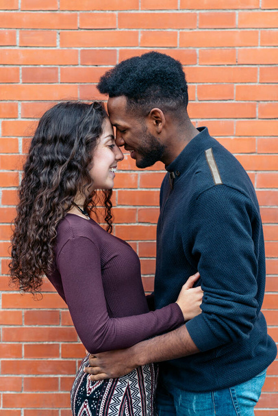Happy Young Interracial Couple Smiling - Foto, imagen
