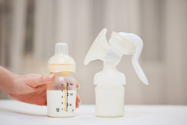 Breast pump and bottle with milk for baby - Foto, imagen