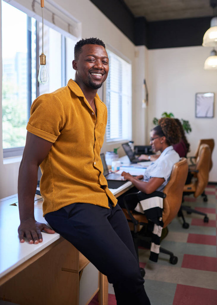 Un líder de negocios negro con su equipo en su oficina creativa de planta abierta - Foto, Imagen