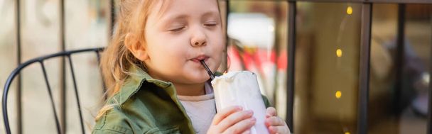 目を閉じた女の子は屋外でおいしいミルク飲料を飲んで、バナー - 写真・画像