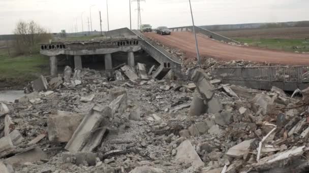 Zniszczony most przez wojska rosyjskie na Ukrainie - Materiał filmowy, wideo