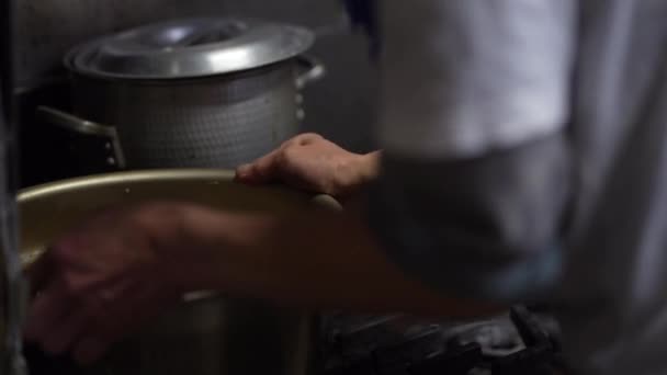 Ein Mann, der Suppenvorräte anlegt - Filmmaterial, Video