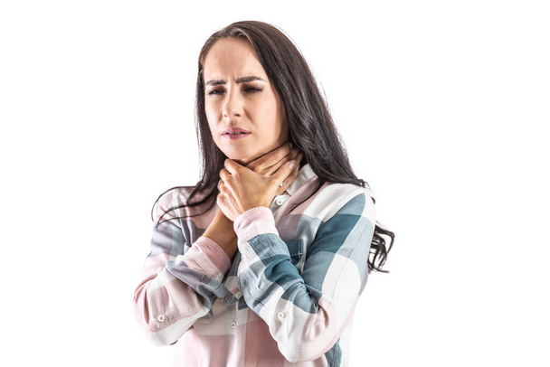 Πόνος και φλεγμονή του λαιμού σε μια γυναίκα που κρατά την οδυνηρή θέση της με τα χέρια της. Απομονωμένα σε λευκό. - Φωτογραφία, εικόνα