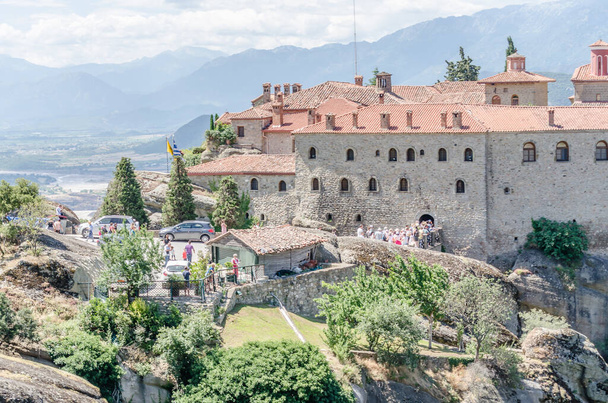 Vue du monastère orthodoxe du Grand Météore sur les rochers du Mont Météore, Kalambaka en Grèce, juin 2018. - Photo, image