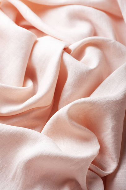 Κυματιστό λινό ύφασμα σε ροζ πέταλο χρώμα, επιλεκτική εικόνα εστίασης - Φωτογραφία, εικόνα