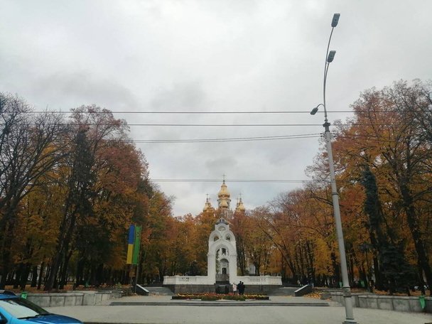 Vue sur le parc à Kharkiv avant la guerre, Ukraine - Photo, image