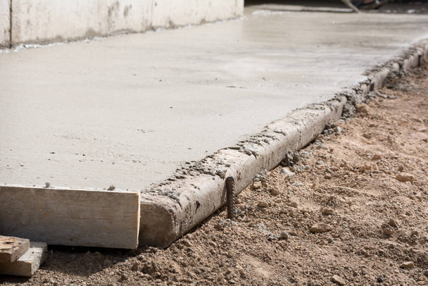 Betonin sokea alue. Uusi betoni jalkakäytävä kerrostalo - Valokuva, kuva