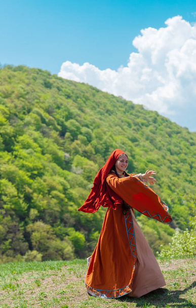 Грузинская девушка в национальных костюмах танцует грузинские национальные танцы. избирательный фокус. люди - Фото, изображение