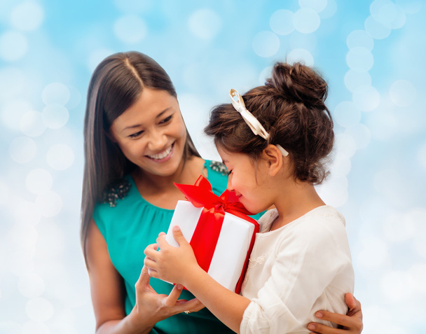 happy mother and little girl with gift box - Foto, imagen