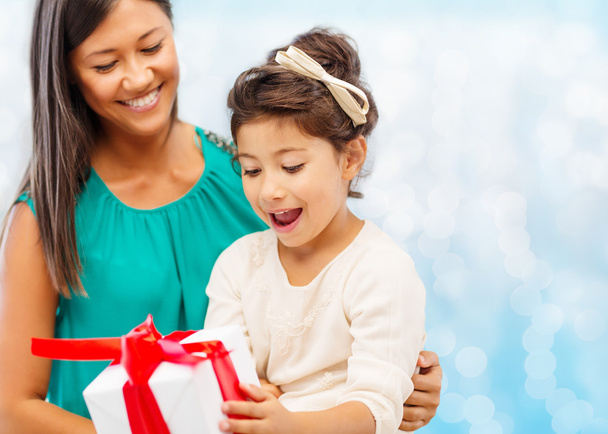 happy mother and little girl with gift box - Фото, зображення