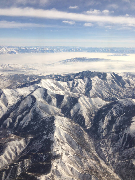 hoch über schneebedeckten Bergen - Foto, Bild