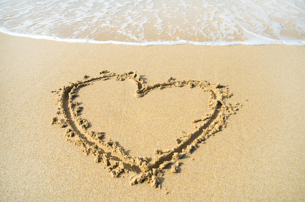 Heart drawn on the beach sand - 写真・画像