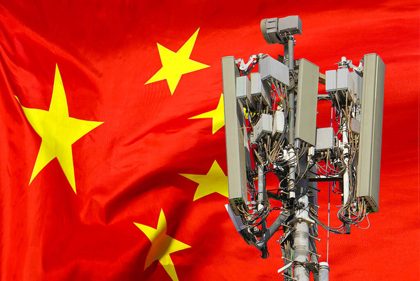 Telekommunikationsturm mit 5G-Mobilfunkantenne gegen Flagge Chinas. Telekommunikationsturm für 5G-Mobilfunk. Nutzung der 5G-Technologie auf Telekommunikationstürmen in China - Foto, Bild