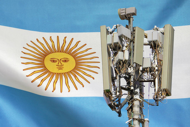 Torre de telecomunicações com uma antena de rede celular 5G agains bandeira da Argentina. Torre de telecomunicações de comunicação celular 5G. Utilização de tecnologia 5G em torres de telecomunicações na Argentina - Foto, Imagem