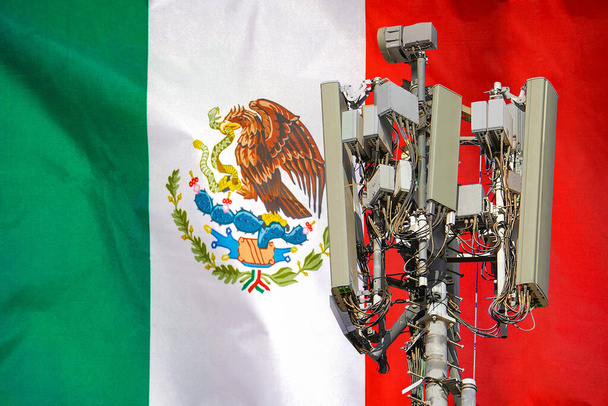 Torre de telecomunicações com uma antena de rede celular 5G agains bandeira do México. Torre de telecomunicações de comunicação celular 5G. Uso de tecnologia 5G em torres de telecomunicações no México - Foto, Imagem