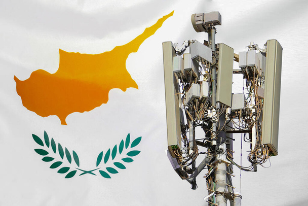 Telecommunications tower with a 5G cellular network antenna agains flag of Cyprus. Telecommunication tower of 5G cellular communication. 5G technology usage on telecommunications towers in Cyprus - Foto, Imagem