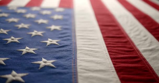 Powolny ruch amerykańskiej flagi. Tło Dnia Pamięci, Dnia Weterana, 4 lipca lub innego patriotycznego święta USA. - Materiał filmowy, wideo