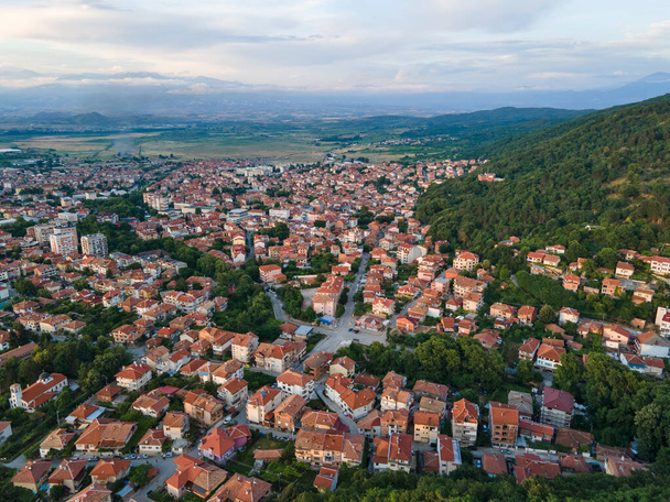 Amazing Aerial Sunset view of town of Petrich, Blagoevgrad region, Bulgaria - Foto, Imagen