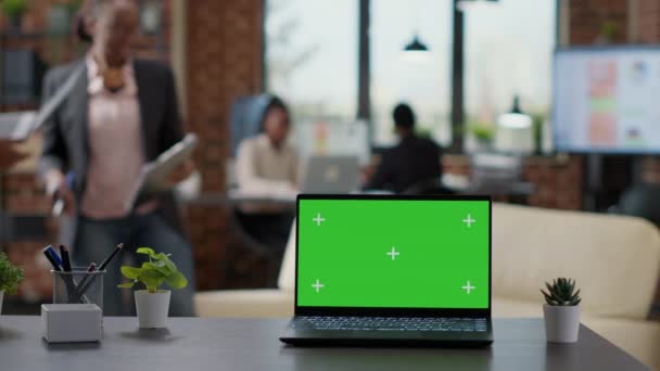 Zakenmensen met een groene scherm achtergrond op laptop - Video