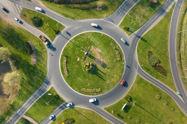 Vue aérienne de l'intersection du rond-point routier et de la circulation dense en mouvement. Carrefour des transports urbains circulaires - Photo, image
