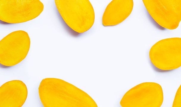 Fruta tropical, Marco de rodajas de mango sobre fondo blanco. - Foto, Imagen