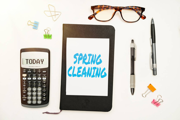 Fogalmi felirat Tavaszi nagytakarítás. Üzleti megközelítés gyakorlat alaposan takarítás ház a tavaszi irodai kellékek felett íróasztal billentyűzet és szemüveg és kávé csésze a munka - Fotó, kép