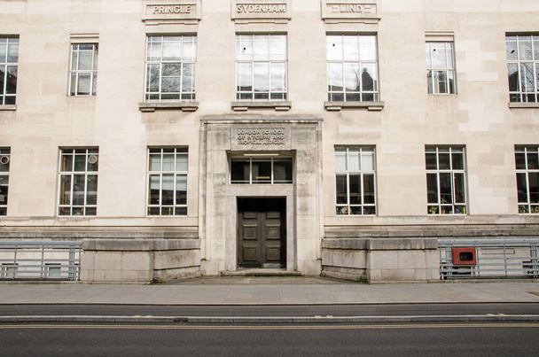Λονδίνο, Ηνωμένο Βασίλειο - 21 Μαρτίου 2022: Είσοδος της Gower Street στο παγκοσμίου φήμης London School of Hygiene and Tropical Medicine, τμήμα του Πανεπιστημίου του Λονδίνου στο Camden, Central London. - Φωτογραφία, εικόνα