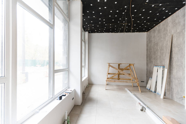 camera rinnovata con vetrina - negozio vuoto con pavimento in legno e pareti bianche - Foto, immagini