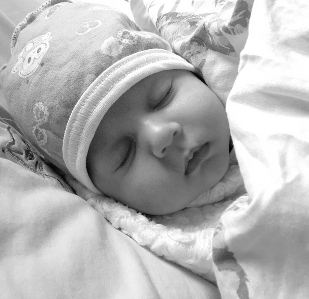 Gyönyörű alvó kisfiú gyermek kalap pózol fotós színes fotó, káder álló alvó kisfiú le gyermek kalap, kaukázusi kifejezés arc, egészséges alvó kisfiú gyermek kalap - Fotó, kép