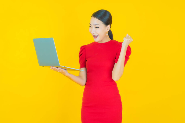 Portré gyönyörű fiatal ázsiai nő mosoly számítógép laptop elszigetelt háttér - Fotó, kép
