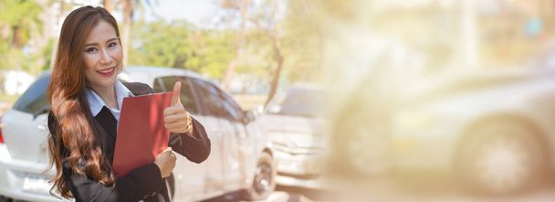 Ázsiai nők biztosítási ügynökök kezében vágólapok és előtt áll az autóbalesetek ellenőrzése után az autó kár, fogalmak a biztosítás, és az autóbalesetek. - Fotó, kép