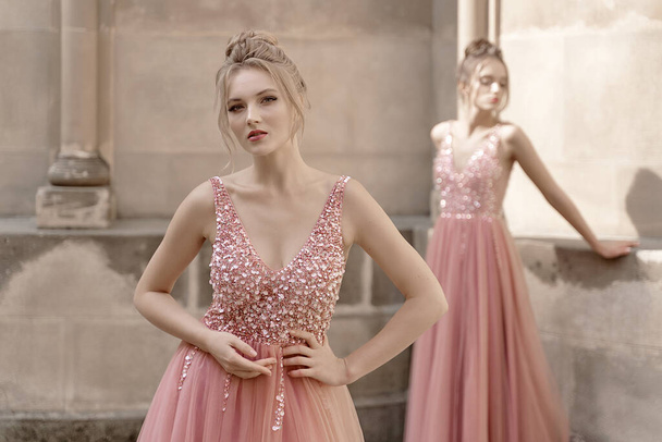 European girls bridesmaids in pink dresses having fun - Foto, Bild
