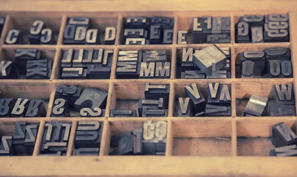 letras tipográficas em caixa de madeira
 - Foto, Imagem