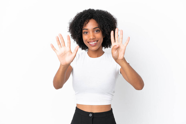 Молода афроамериканська жінка, ізольована на білому фоні, рахує дев "ять пальцями. - Фото, зображення
