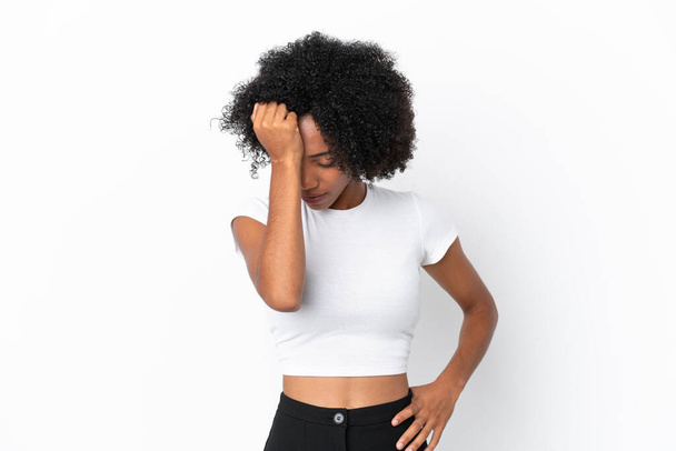 Jeune femme afro-américaine isolée sur fond blanc avec mal de tête - Photo, image