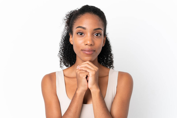Молодая африканская американка изолирована на белом фоне - Фото, изображение