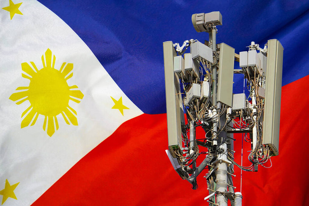Telekomunikační věž s 5G mobilní síťovou anténou proti vlajce Filipín. Telekomunikační věž 5G mobilní komunikace. Využití technologie 5G na telekomunikačních věžích na Filipínách - Fotografie, Obrázek