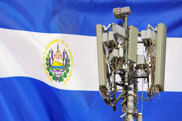 Torre de telecomunicações com uma antena de rede celular 5G agains bandeira de El Salvador. Utilização da tecnologia 5G em torres de telecomunicações em El Salvador - Foto, Imagem