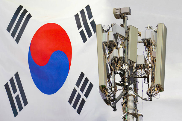 Torre de telecomunicações com uma antena de rede celular 5G agains bandeira da Coreia do Sul. Utilização da tecnologia 5G em torres de telecomunicações na Coreia do Sul - Foto, Imagem