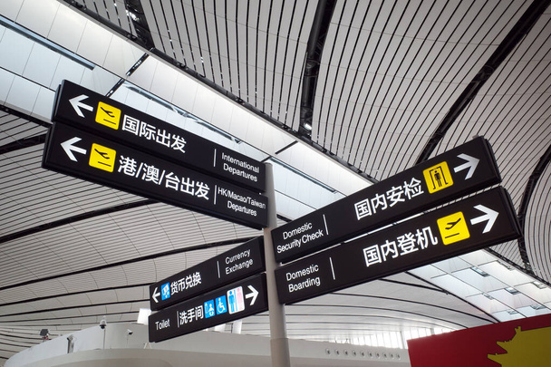 Útvonaljelző az utasok számára a terminálépületben - Fotó, kép