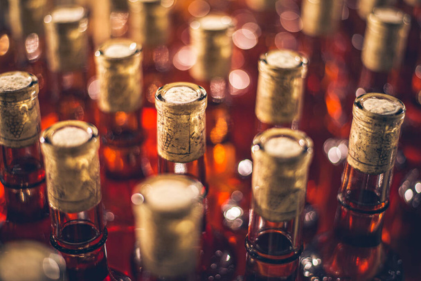 Лед, бутылки с десертом. Каберне Франк бутылки вина в ряд в венгерском винном погребе - Фото, изображение
