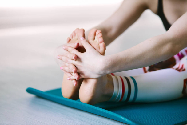 Athletisch schönes Mädchen macht Yoga und Stretching in Quarantäne - Foto, Bild