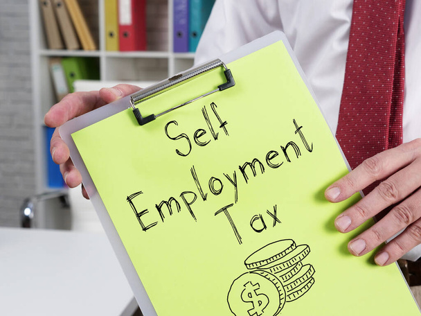 Selbständige Beschäftigungssteuer wird anhand eines Textes dargestellt - Foto, Bild