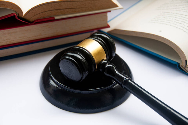 Advocaat hamer op witte omslag met boeken achtergrond. Begrip recht - Foto, afbeelding